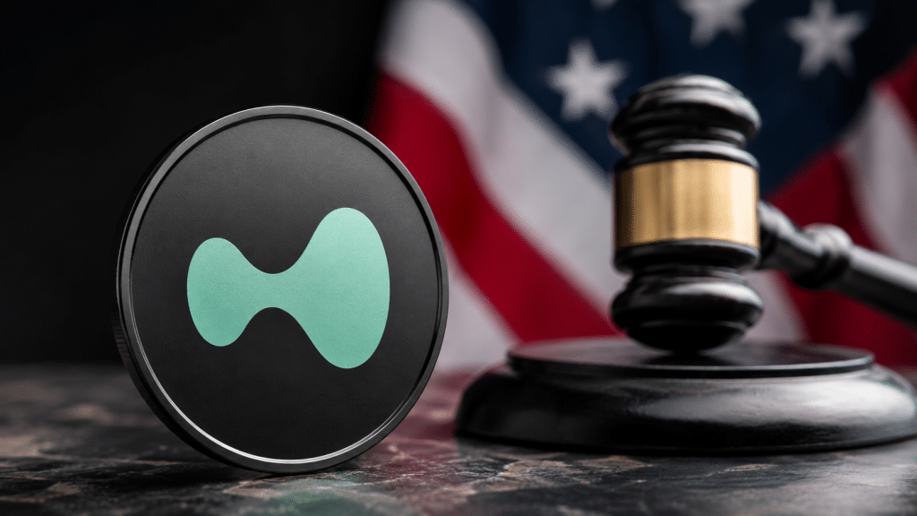 Hyperliquid logo beside a judge’s gavel with the U.S. flag in the background, illustrating a crypto regulatory proposal involving the CFTC.
